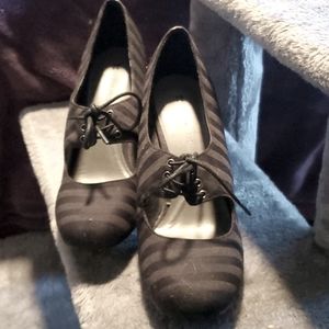 Naturalizer sz 8M heels with lace detail.